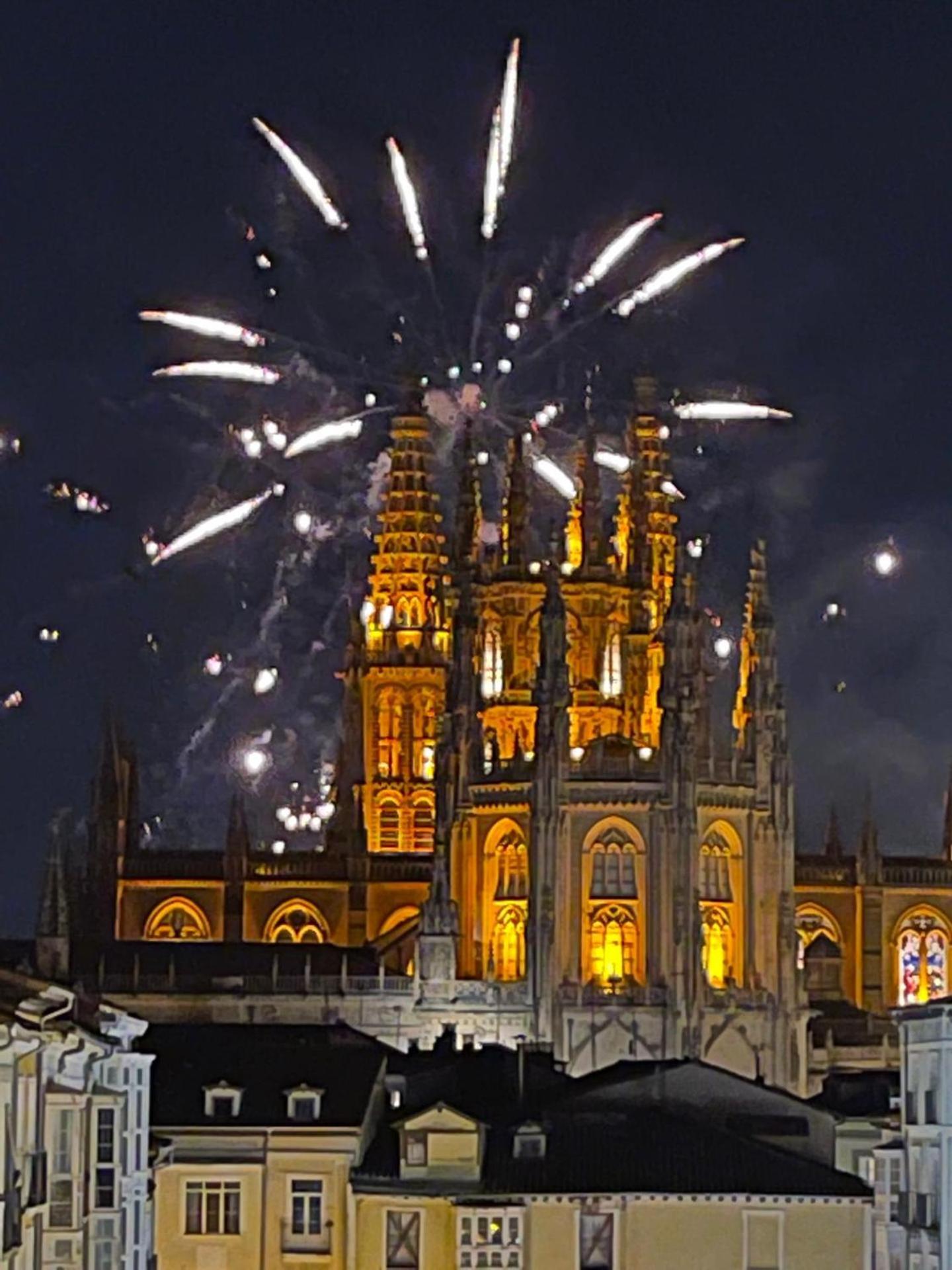 Atuaire Home Preciosa Vivienda Vistas A La Catedral Parking Incluido Burgos Exterior photo